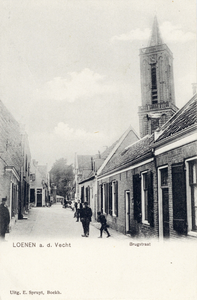 11500 Gezicht in de Grutterstraat met bebouwing te Loenen uit het oosten; met rechts op de achtergrond de toren van de ...